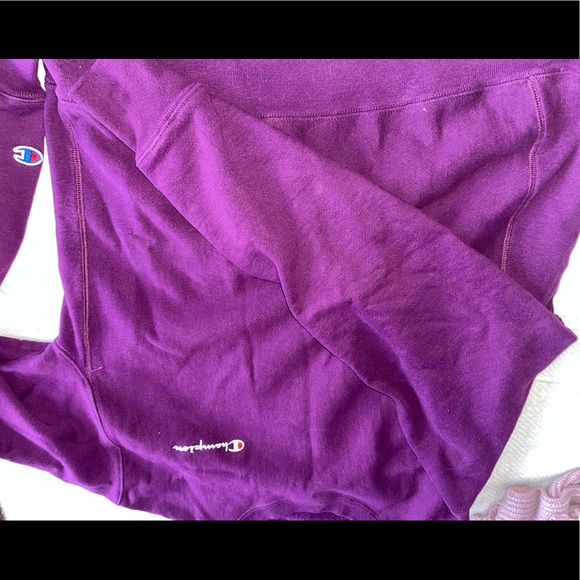 Champion Crewneck - Picture 2 of 2